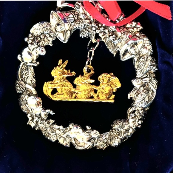 ARTHUR COURT Christmas Ornament Rabbit Wreath With Toboggan Rare 1992 NEW - Picture 4 of 12